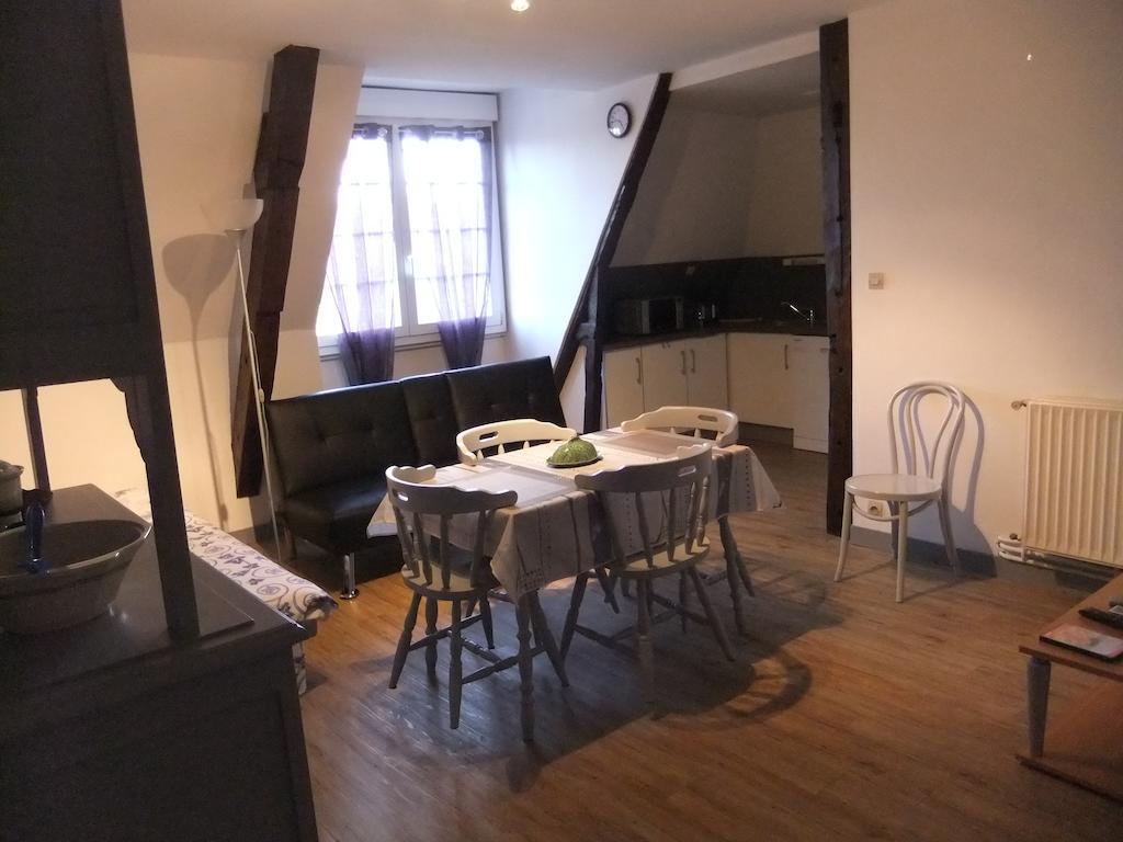Gites De L'Aumondiere Condé-sur-Noireau Zimmer foto